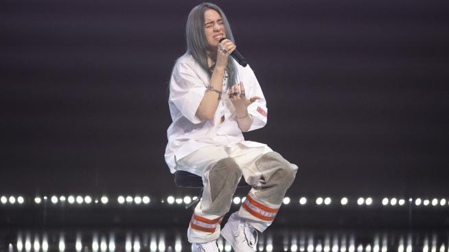 В интернет полудяха по обувките на Били Айлиш, скараха се за цвета им