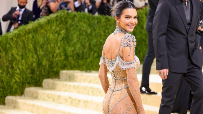 Хелоуин 2021: 4 идеи за секси костюм от Кендъл Дженър