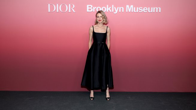 Наоми Уотс и 15-годишната ѝ дъщеря Кай блестят на модно дефиле