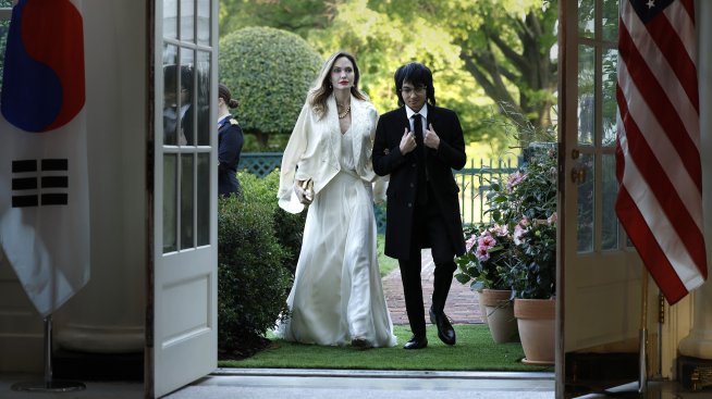 Анджелина Джоли и синът ѝ Мадокс като младоженци в Белия дом