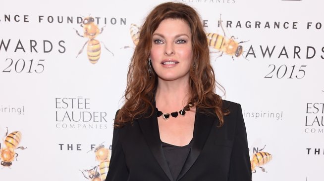 Линда Еванджелиста дойде със сина си Августин на подписването на книгата си