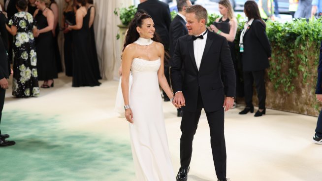 Мат Деймън и съпругата му бяха евакуирани от Миконос заради бомбена заплаха