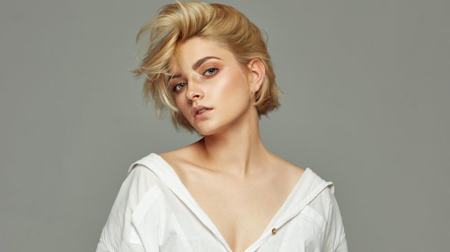 Широка бяла риза – редом до дънките в гардероба