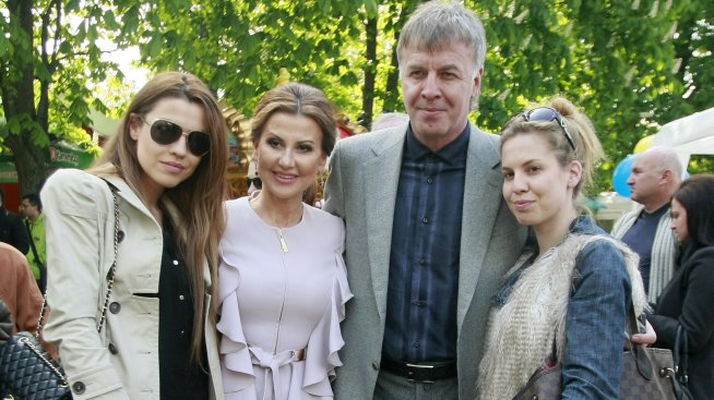 Дъщерята на Наско Сираков и Илиана Раева се сгоди на остров Бали