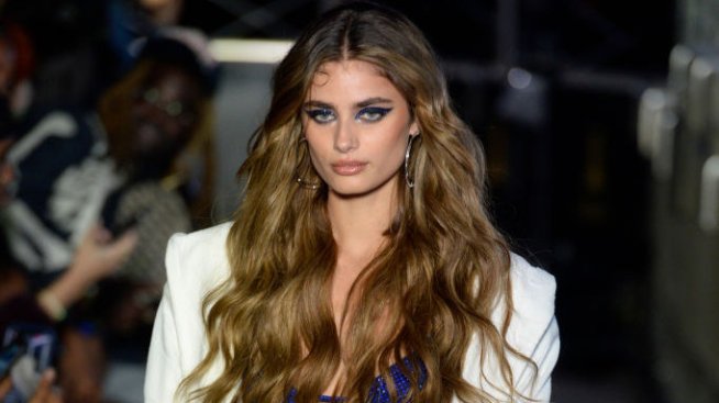 Приказна булка: Тейлър Хил се омъжи в рокля на Etro