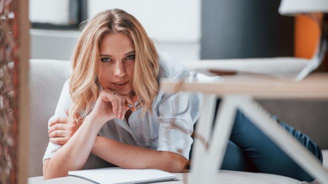 Да, остаряването се отразява и на косата – как да спрем изтъняването?