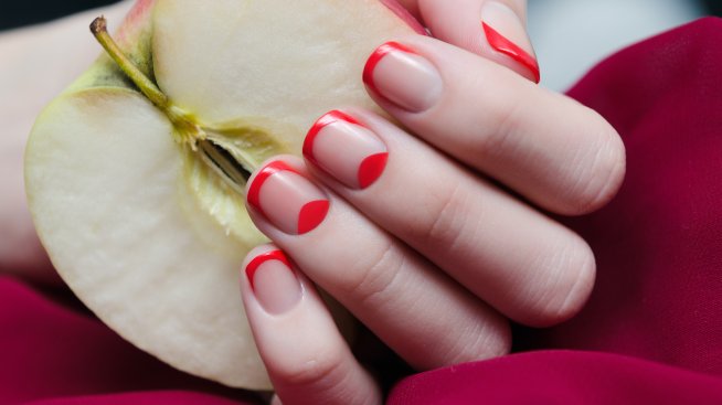 Маникюр, очертан в червен цвят – идея от Кортни Кардашян