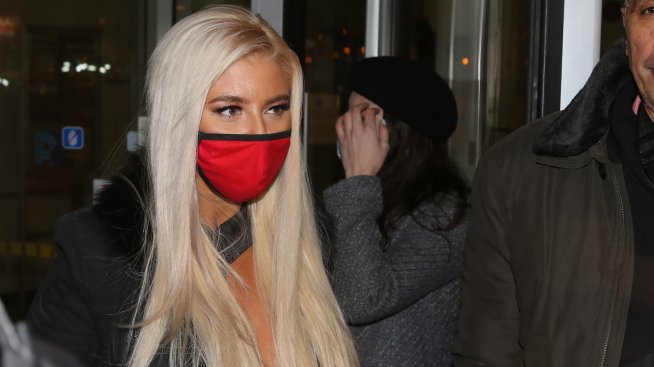 Съпричастност или проява на лош вкус? Голата Андреа се загърна в украинското знаме