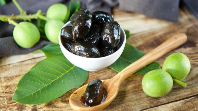 Как да приготвим сладко от зелени орехчета