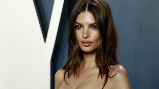 Емили Ратайковски представя – идеалната лятна униформа за града