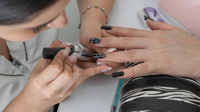 Полигел маникюр – комбинацията между силата на акрила и гъвкавостта на гел лака