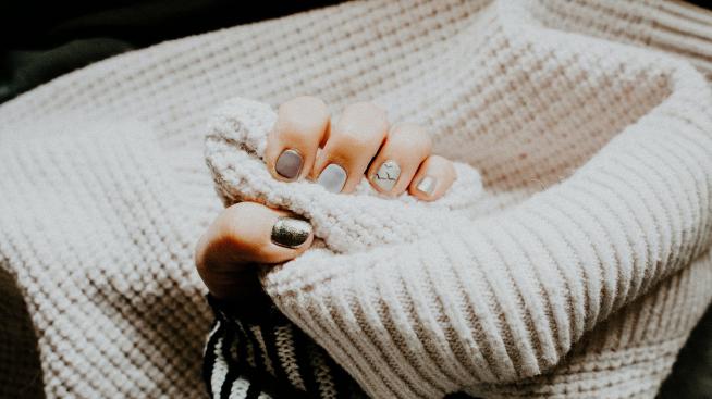 Маникюр вкъщи: 4 идеи с конфети, които да пробвате