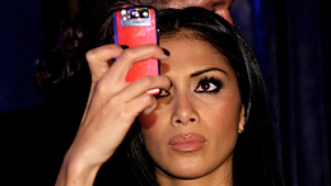 Никол Шерцингер праща на гаджето си секси клипчета