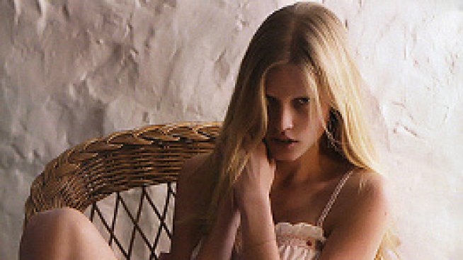 Русокос скъпоценен камък. Лара Стоун