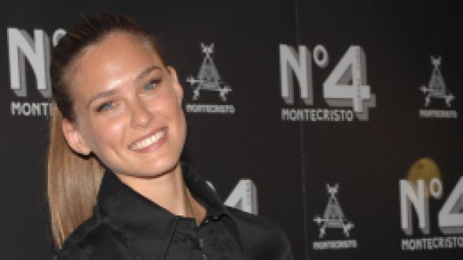 Високи сандали, ризка и бикини – очаквано секси Бар Рафаели