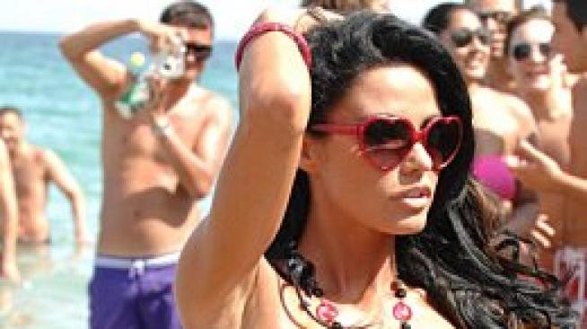 Звездите избраха да приличат на зебри на плажа