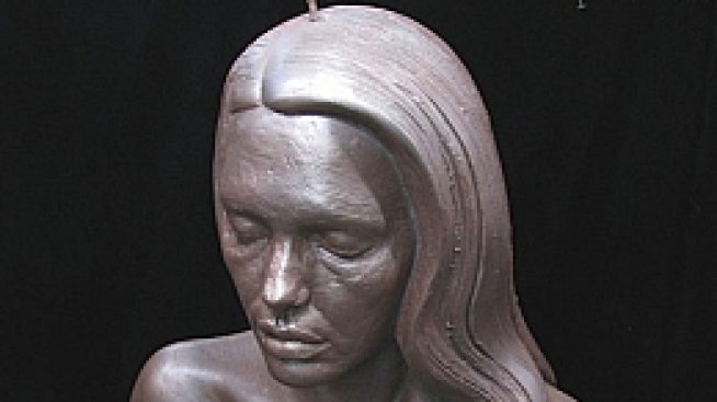 Анджелина се превърна в гол и кърмещ камък