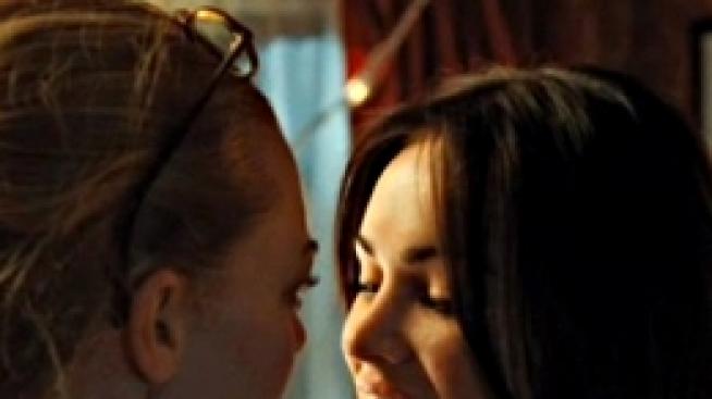 Меган Фокс целува момичета и похапва момчета