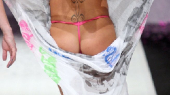 Памела отново се съблече. Този път на подиума!