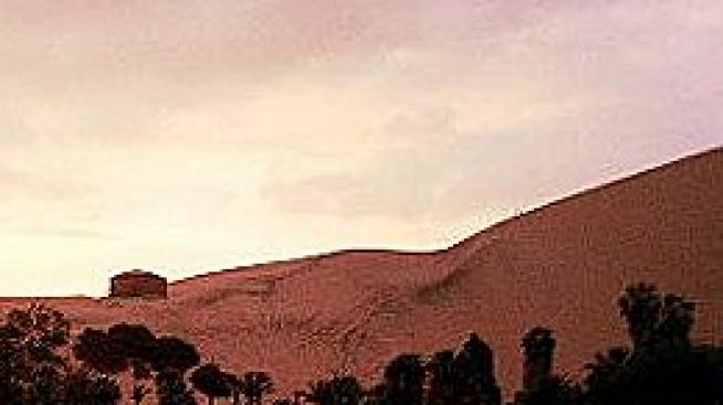 Под парещото слънце. Между златните дюни. Оазисът Хуакачина