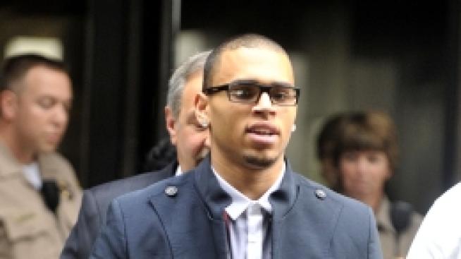 Крис Браун ще дава пример на децата