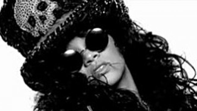 Риана като Слаш в новото си видео