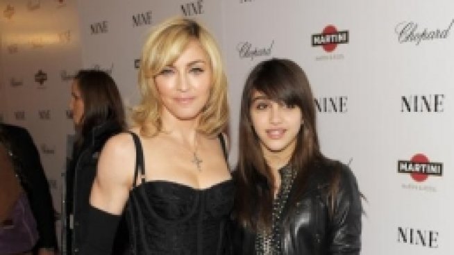 Кръвта вода не става. Лола започва да продава