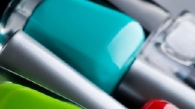 Ако ще е лак за нокти, да е цветен