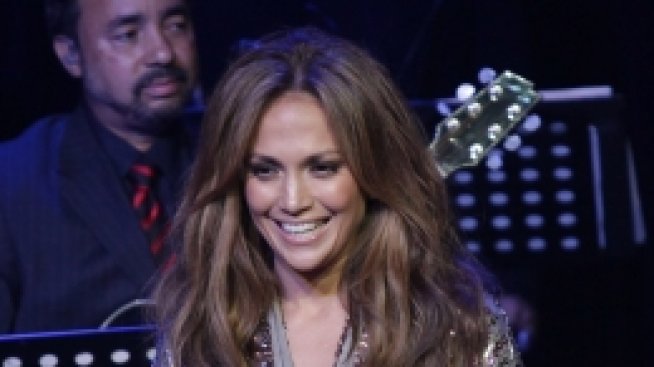 Джей Ло не се плаши от размирици. Заминава за Кипър