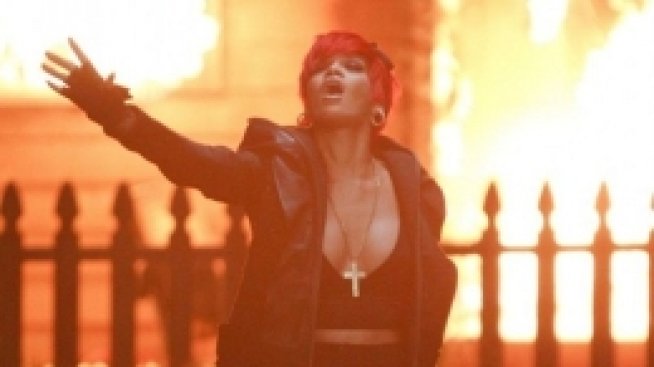 Ето ги и тях: Еминем в полето, Риана в пламъци, Меган Фокс пребита