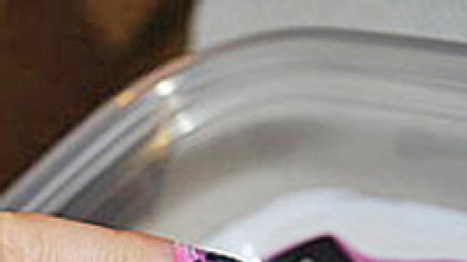 Малко вода и няколко цвята лак за перфектен маникюр