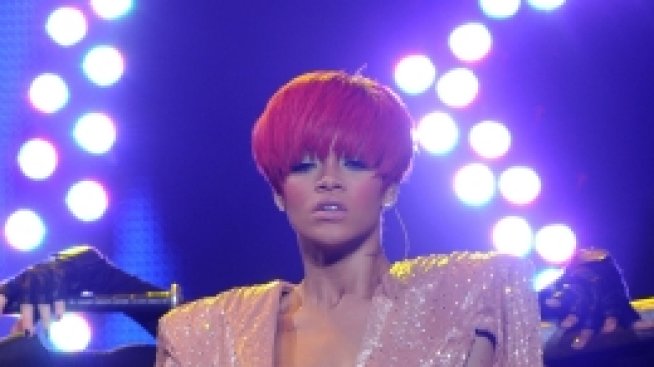 Жертви. Риана се изгори с пресата за коса