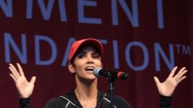 Холи Бери флиртува с Оливие Мартинес