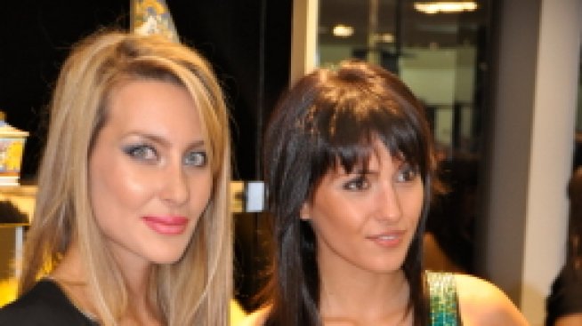 Две Миски във Versace