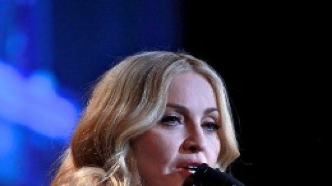 Чар или бедствие: Мадона дава модна награда, но дали е модна?