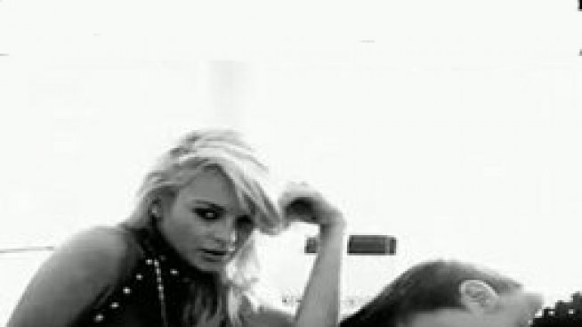 Линдзи Лоън гола и провокативна в ново видео