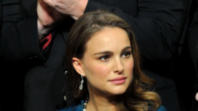 Натали Портман чака момче