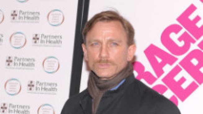 Защо Джеймс Бонд облече женски дрехи