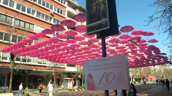 400 розови чадъра дават старт на специални активности на AVON