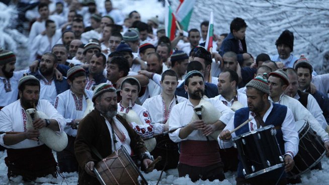 С песен на уста в Калофер: Леденото хоро в Тунджа! (ВИДЕО)