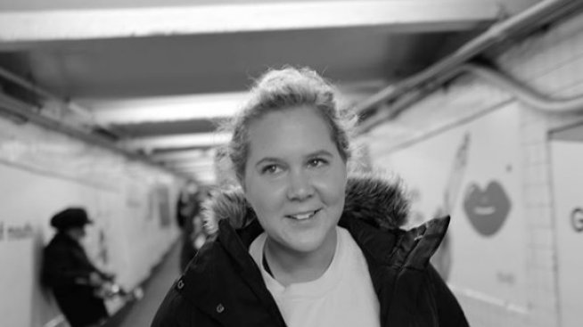 Ейми Шумър се завърна на сцената