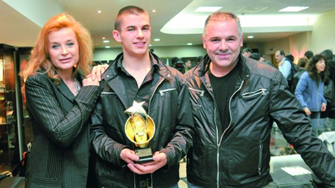 Синът на Аня Пенчева ще е с дънки и маратонки на бала