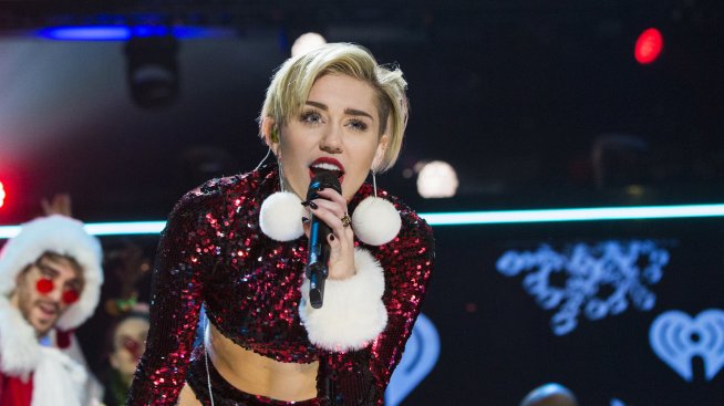 Майли Сайръс призна, че играе роля в публичното пространство