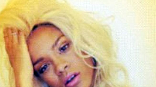 Риана – руса и гола рекламира новия си парфюм