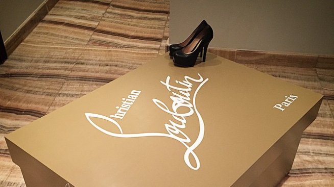 Моден аксесоар в дома – кутия за обувки Louboutin