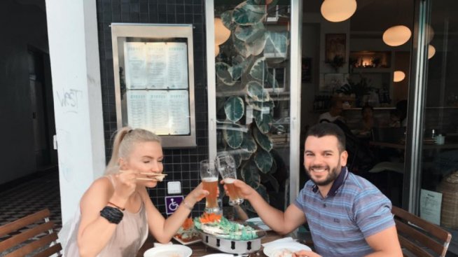 Иван и Ирина похапват тайландска храна в Берлин