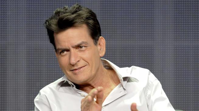 Чарли Шийн дарява 150 000 долара