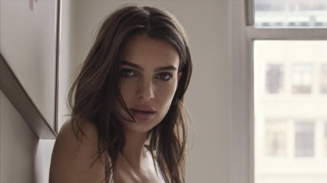 Нищо ново: Емили Ратайковски пак се съблече