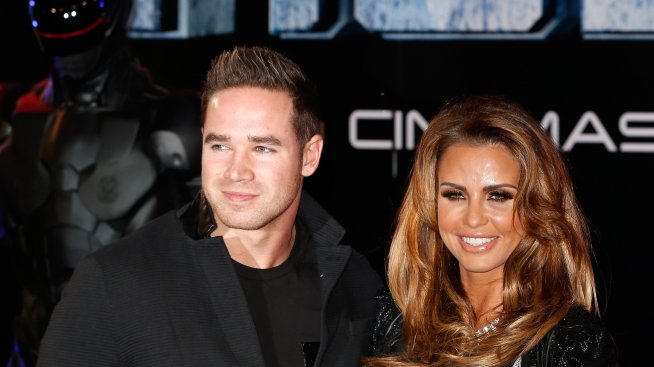 Кати Прайс прати  неверния си съпруг на детектор на лъжата