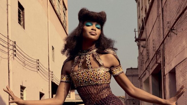 Наоми Кембъл като ърбан Клеопатра